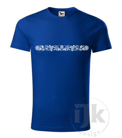 Pánske kráľovské modré tričko s potlačou, s bielou hladkou fóliou, s folklórnym motívom inšpirovaným ornamentami z Malokarpatskej oblasti a s krátkym rukávom.