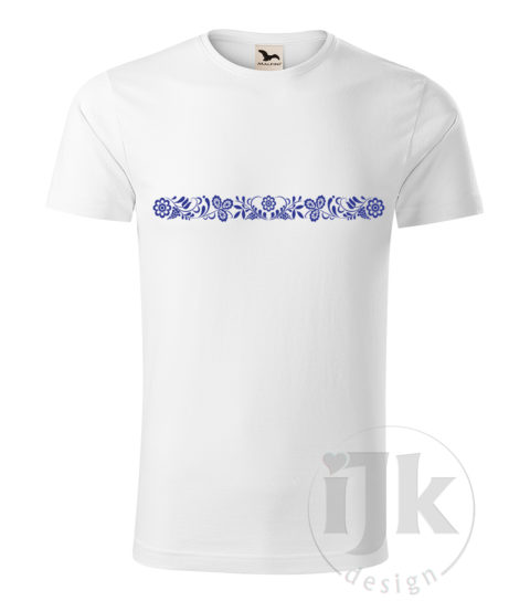 Pánske biele tričko s potlačou, s modrou hladkou fóliou, s folklórnym motívom inšpirovaným ornamentami z Malokarpatskej oblasti a s krátkym rukávom.