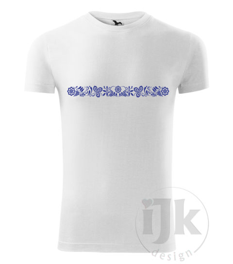 Pánske biele tričko s potlačou, s modrou hladkou fóliou, s folklórnym motívom inšpirovaným ornamentami z Malokarpatskej oblasti a s krátkym rukávom.