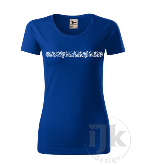 Dámske kráľovské modré tričko s potlačou, s bielou hladkou fóliou, s folklórnym motívom inšpirovaným ornamentami z Malokarpatskej oblasti a s krátkym rukávom.