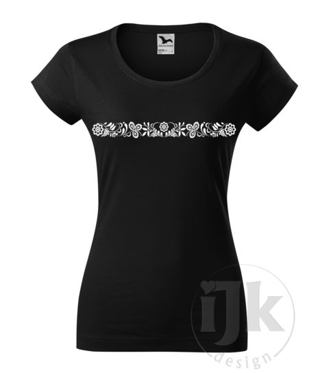 Dámske čierne tričko s potlačou, s bielou hladkou fóliou, s folklórnym motívom inšpirovaným ornamentami z Malokarpatskej oblasti a s krátkym rukávom.