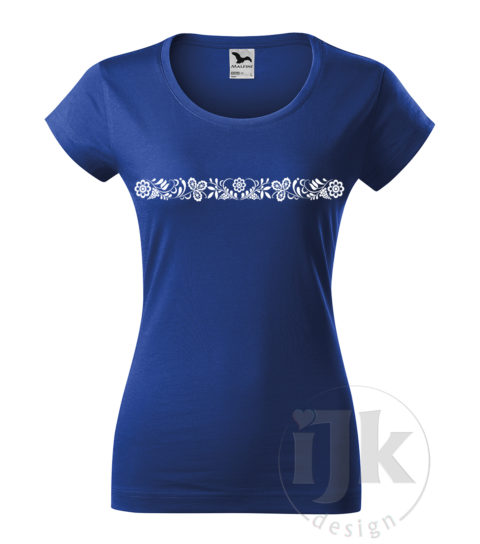 Dámske kráľovské modré tričko s potlačou, s bielou hladkou fóliou, s folklórnym motívom inšpirovaným ornamentami z Malokarpatskej oblasti a s krátkym rukávom.