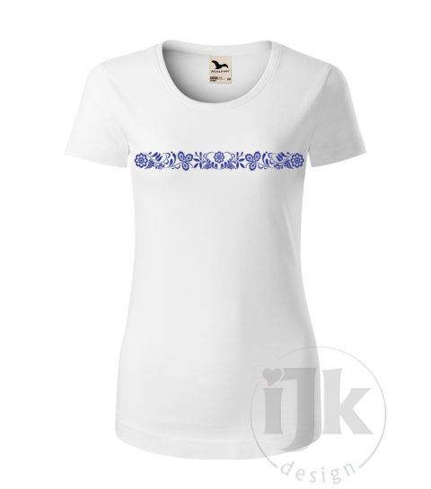 Dámske biele tričko s potlačou, s modrou hladkou fóliou, s folklórnym motívom inšpirovaným ornamentami z Malokarpatskej oblasti a s krátkym rukávom.