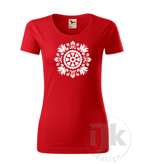 Dámske červené tričko s potlačou, s bielou hladkou fóliou, s folklórnym motívom z okolia Trnavy a s krátkym rukávom.