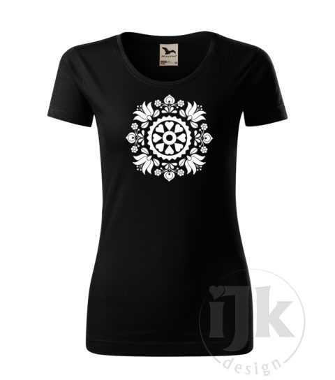 Dámske čierne tričko s potlačou, s bielou hladkou fóliou, s folklórnym motívom z okolia Trnavy a s krátkym rukávom.