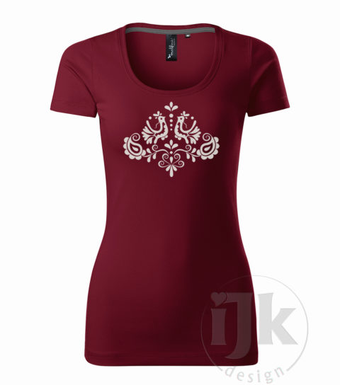 Dámske vínovočervené tričko s potlačou, s bielou glitrovou fóliou, s ľudovým motívom z Jablonice a s krátkym rukávom.