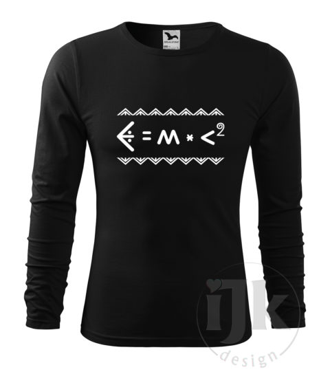 Pánske čierne tričko s potlačou, s bielou hldkou fóliou, s Einsteinovou fyzikálnou rovnicou napísanou čičmianským písmom, s čičmianskym ornamentom a s dlhým rukávom.