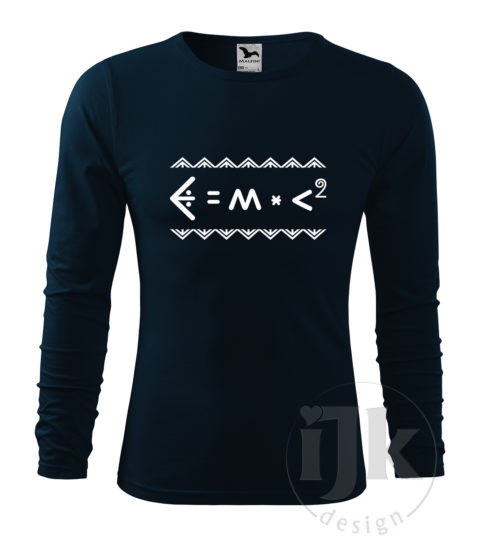 Pánske tmavomodré tričko s potlačou, s bielou hldkou fóliou, s Einsteinovou fyzikálnou rovnicou napísanou čičmianským písmom, s čičmianskym ornamentom a s dlhým rukávom.