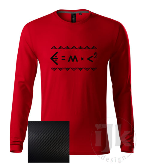 Pánske červené tričko s potlačou, s čiernou carbon fóliou, s Einsteinovou fyzikálnou rovnicou napísanou čičmianským písmom, s čičmianskym ornamentom a s dlhým rukávom.
