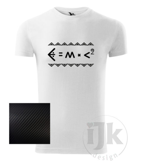 Pánske biele tričko s potlačou, s čiernou carbon fóliou, s Einsteinovou fyzikálnou rovnicou napísanou čičmianským písmom, s čičmianskym ornamentom a s krátkym rukávom.