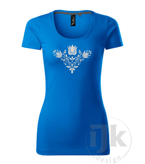 Dámske tričko farba stredná modrá s potlačou, s bielou glitrovou fóliou, s folklórnym motívom z Jablonice a s krátkym rukávom.
