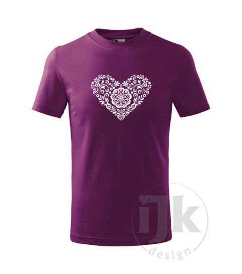 Detské fialové tričko s potlačou, s bielou hladkou fóliou, s folklórnym motívom inšpirovaným vyšívanými šatkami zo západného Slovenska a s krátkym rukávom.