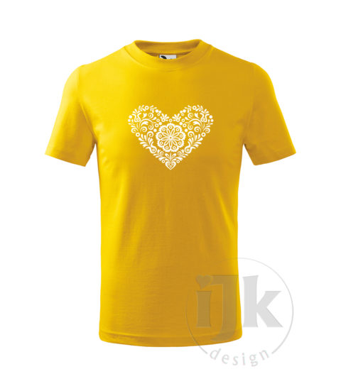 Detské žlté tričko s potlačou, s bielou hladkou fóliou, s folklórnym motívom inšpirovaným vyšívanými šatkami zo západného Slovenska a s krátkym rukávom.