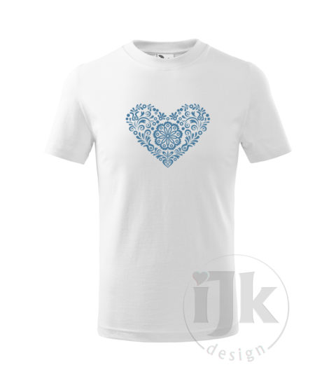 Detské biele tričko s potlačou, s perleťovou modrou hladkou fóliou, s folklórnym motívom inšpirovaným vyšívanými šatkami zo západného Slovenska a s krátkym rukávom.