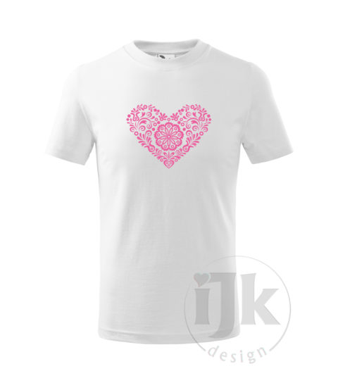 Detské biele tričko s potlačou, s ružovou hladkou fóliou, s folklórnym motívom inšpirovaným vyšívanými šatkami zo západného Slovenska a s krátkym rukávom.