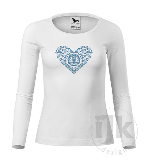 Dámske biele tričko s potlačou, s perleťovou modrou hladkou fóliou, s folklórnym motívom inšpirovaným vyšívanými šatkami zo západného Slovenska a s dlhým rukávom.