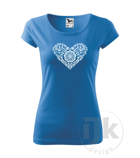 Dámske modré tričko s potlačou, s bielou hladkou fóliou, s folklórnym motívom inšpirovaným vyšívanými šatkami zo západného Slovenska a s krátkym rukávom.