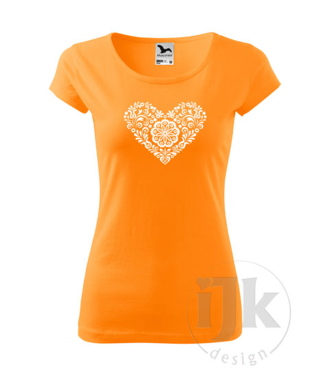 Dámske mandarinkové tričko s potlačou, s bielou hladkou fóliou, s folklórnym motívom inšpirovaným vyšívanými šatkami zo západného Slovenska a s krátkym rukávom.
