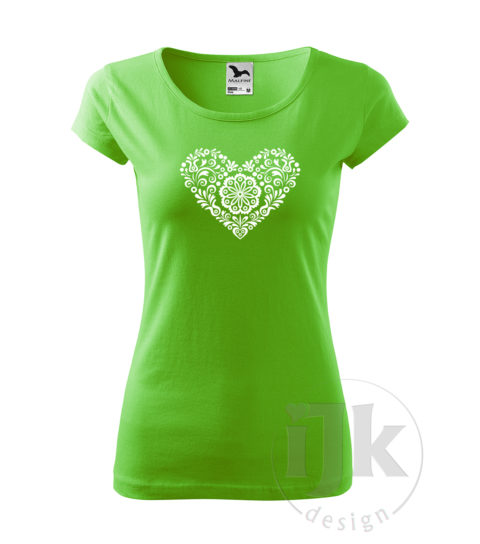 Dámske tričko farba zelené jabko s potlačou, s bielou hladkou fóliou, s folklórnym motívom inšpirovaným vyšívanými šatkami zo západného Slovenska a s krátkym rukávom.