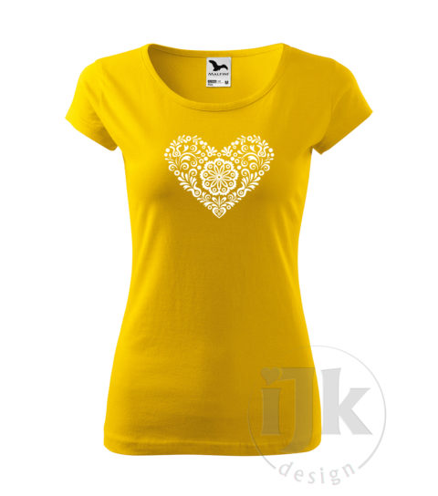 Dámske žlté tričko s potlačou, s bielou hladkou fóliou, s folklórnym motívom inšpirovaným vyšívanými šatkami zo západného Slovenska a s krátkym rukávom.