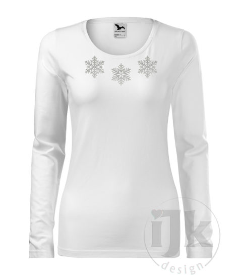 Dámske biele tričko s potlačou, so striebornou glitrovou fóliou, s autorským zimným vzorom, motívom sú tri malé snehové vločky, umiestnené okolo výstrihu a s dlhým rukávom.