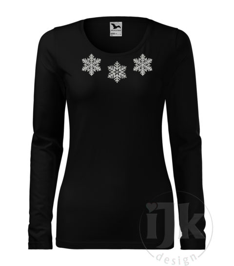 Dámske čierne tričko s potlačou, so striebornou glitrovou fóliou, s autorským zimným vzorom, motívom sú tri malé snehové vločky, umiestnené okolo výstrihu a s dlhým rukávom.