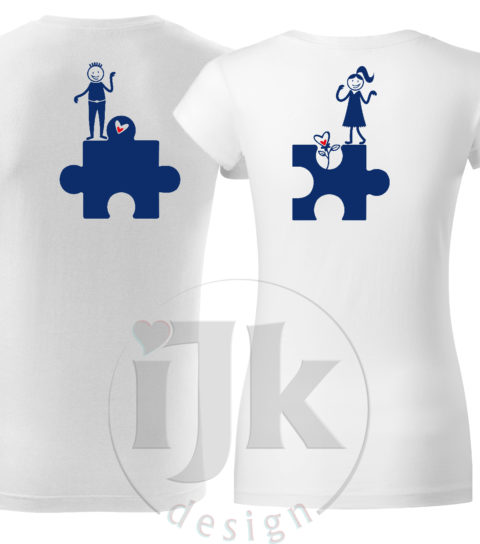 Set pre zamilovaných - pánske biele a dámske biele tričko s krátkym rukávom, s modrou hladkou fóliou, s autorským vzorom, motívom sú do seba zapadajúce puzzle s postavičkami znázorňujúcimi ženskú a mužskú postavu, obe tričká majú krátky rukáv. Motív sa nachádza na zadnej strane trička.
