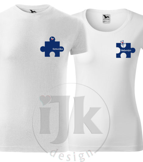 Set pre zamilovaných - pánske biele a dámske biele tričko s krátkym rukávom, s modrou hladkou fóliou, s autorským vzorom, motívom sú do seba zapadajúce puzzle s menami. Na pánskom tričku je napísané dámske meno a na dámskom tričku je napísané pánkse meno.