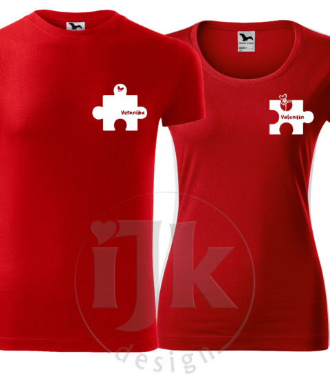 Set pre zamilovaných - pánske červené a dámske červené tričko s krátkym rukávom, s bielou hladkou fóliou, s autorským vzorom, motívom sú do seba zapadajúce puzzle s menami. Na pánskom tričku je napísané dámske meno a na dámskom tričku je napísané pánkse meno.