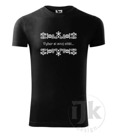 Pánske čierne tričko s potlačou, s bielou hladkou fóliou, s náboženským vzorom, motívom je citát zo Svätého písma podľa vlastného výberu, ktorý je vložený do trenčianskeho ornamentu a s krátkym rukávom.