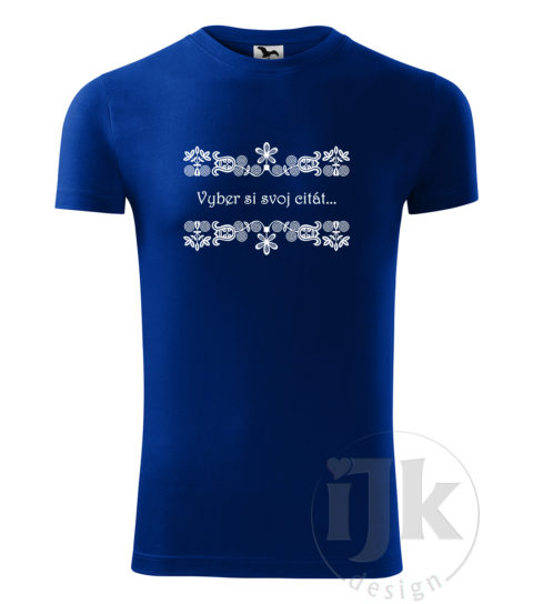 Pánske tričko farba kráľovská modrá s potlačou, s bielou hladkou fóliou, s náboženským vzorom, motívom je citát zo Svätého písma podľa vlastného výberu, ktorý je vložený do trenčianskeho ornamentu a s krátkym rukávom.