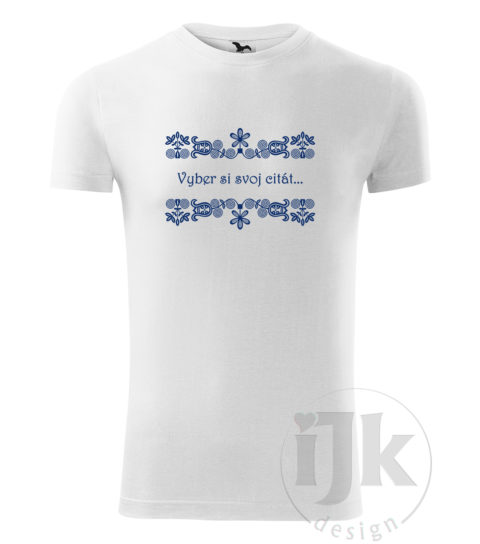 Pánske biele tričko s potlačou, s modrou hladkou fóliou, s náboženským vzorom, motívom je citát zo Svätého písma podľa vlastného výberu, ktorý je vložený do trenčianskeho ornamentu a s krátkym rukávom.
