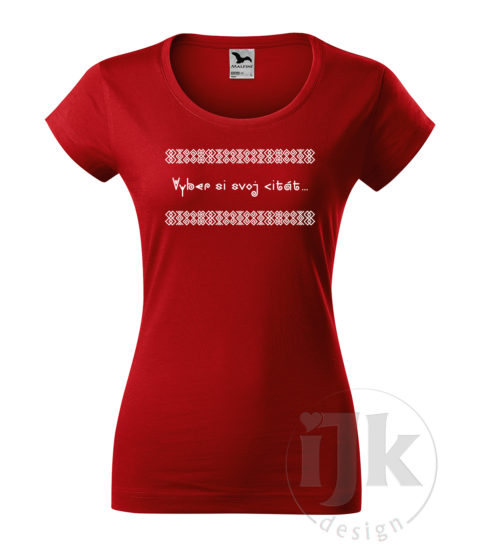 Dámske červené tričko s potlačou, s bielou hladkou fóliou, s náboženským vzorom, motívom je citát zo Svätého písma podľa vlastného výberu, ktorý je vložený do čičmianského ornamentu a je napísaný čičmianským písmom, s krátkym rukávom.