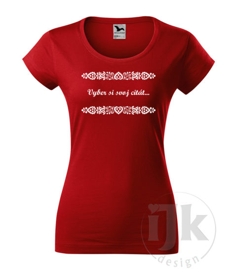 Dámske červené tričko s potlačou, s bielou hladkou fóliou, s náboženským vzorom, motívom je citát zo Svätého písma podľa vlastného výberu, ktorý je vložený do piešťanského ornamentu a s krátkym rukávom.