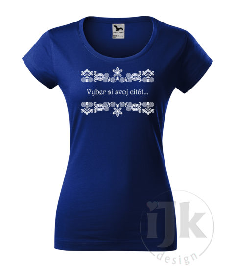 Dámske tričko farba kráľovská modrá s potlačou, s bielou hladkou fóliou, s náboženským vzorom, motívom je citát zo Svätého písma podľa vlastného výberu, ktorý je vložený do trenčianskeho ornamentu a s krátkym rukávom.