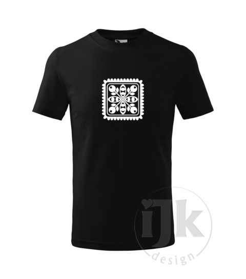 Detské čierne tričko s potlačou, s bielou hladkou fóliou, s folklórnym motívom zo Záriečia, s ľudovým vzorom zo Záriečia a s krátkym rukávom.