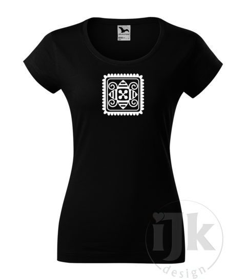 Dámske čierne tričko s potlačou, s bielou hladkou fóliou, s folklórnym motívom zo Záriečia, s ľudovým vzorom zo Záriečia a s krátkym rukávom.