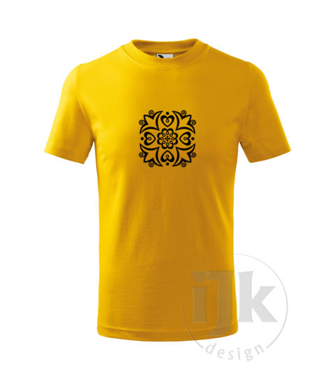Detské žlté tričko s potlačou, s čiernou hladkou fóliou, s folklórnym motívom z Detvy, s ľudovým vzorom z Detvy a s krátkym rukávom.