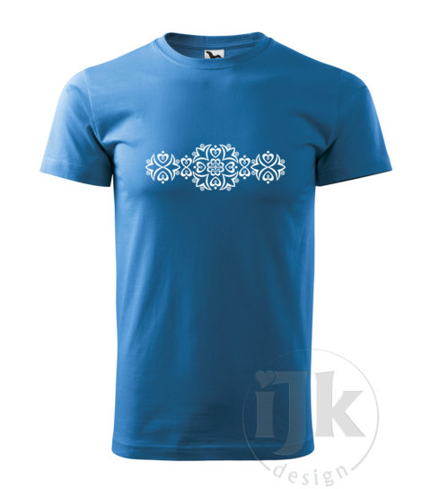 Pánske modré tričko s potlačou, s bielou hladkou fóliou, s folklórnym motívom z Detvy, s ľudovým vzorom z Detvy a s krátkym rukávom.