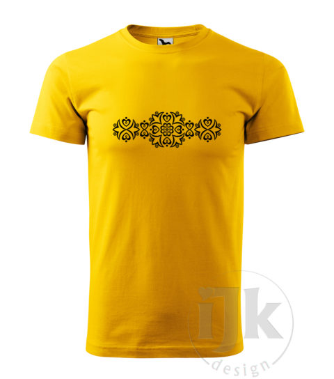 Pánske žlté tričko s potlačou, s čiernou hladkou fóliou, s folklórnym motívom z Detvy, s ľudovým vzorom z Detvy a s krátkym rukávom.