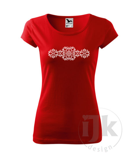 Dámske červené tričko s potlačou, s bielou hladkou fóliou, s folklórnym motívom z Detvy, s ľudovým vzorom z Detvy a s krátkym rukávom.