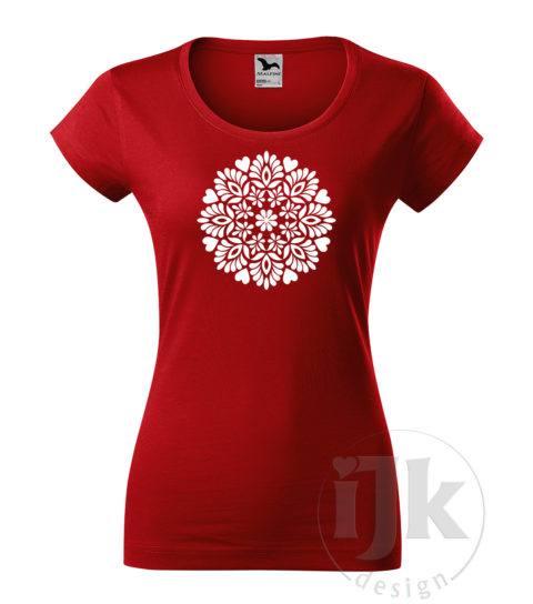 Dámske červené tričko s potlačou, s bielou hladkou fóliou, s folklórnym motívom z Čataja, s ľudovým vzorom z Čataja a s krátkym rukávom.