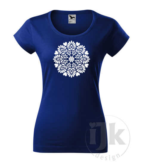 Dámske tričko farba kráľovská modrá s potlačou, s bielou hladkou fóliou, s folklórnym motívom z Čataja, s ľudovým vzorom z Čataja a s krátkym rukávom.