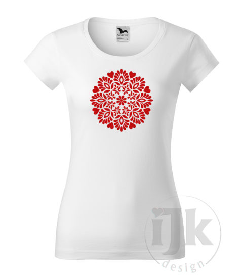 Dámske biele tričko s potlačou, s červenou hladkou fóliou, s folklórnym motívom z Čataja, s ľudovým vzorom z Čataja a s krátkym rukávom.