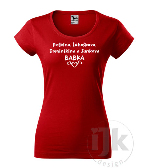 Dámske červené tričko s potlačou, s bielou hladkou fóliou, s autorským vzorom, s menami vnúčat hrdej babky - určený pre každú babku, ktorá miluje svoje vnúčatá a s krátkym rukávom.