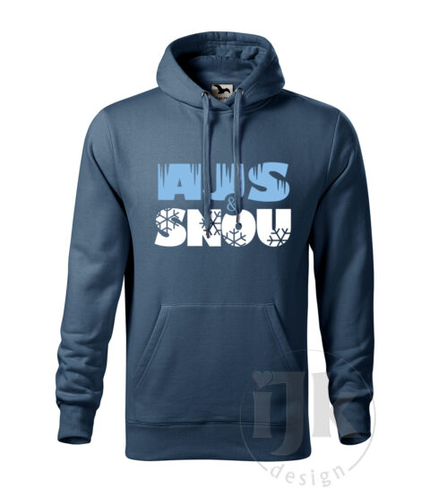 Pánska denim mikina s kapucňou s potlačou, s bledomodrou a bielou hladkou fóliou, s autorským zimným vzorom, motívom je nápis SNOW and ICE vo fonetickom stvárnení. Mikina má nakladané vrecko v štýle klokanky.