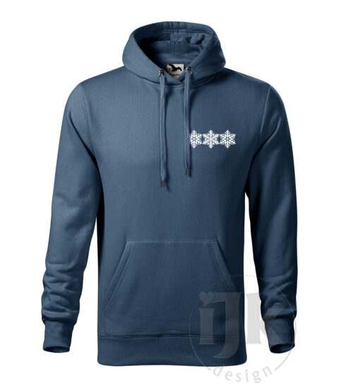 Pánska denim mikina s kapucňou s potlačou, s bielou hladkou fóliou, s autorským zimným vzorom, motívom sú tri malé snehové vločky v rade, umiestnené vľavo hore. Mikina má nakladané vrecko v štýle klokanky.